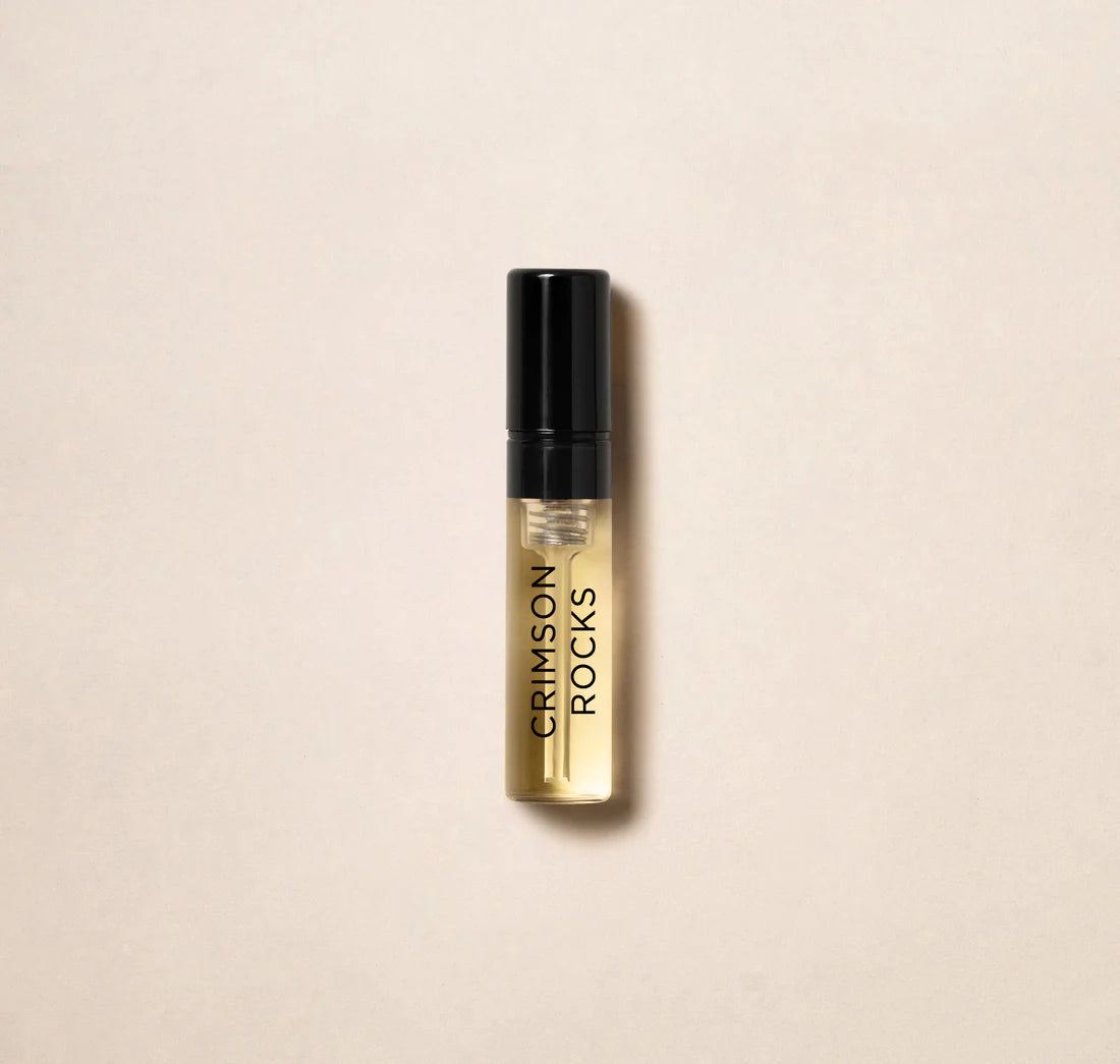 Engedje át magát az Amouage Crimson Rock luxus illatának ezzel a 2 ml-es, 0,06 oz hivatalos parfümmintával. Az elismert Amouage parfümháztól származó minta tökéletes lehetőséget kínál arra, hogy megtapasztalja ennek az exkluzív illatnak a lenyűgöző a