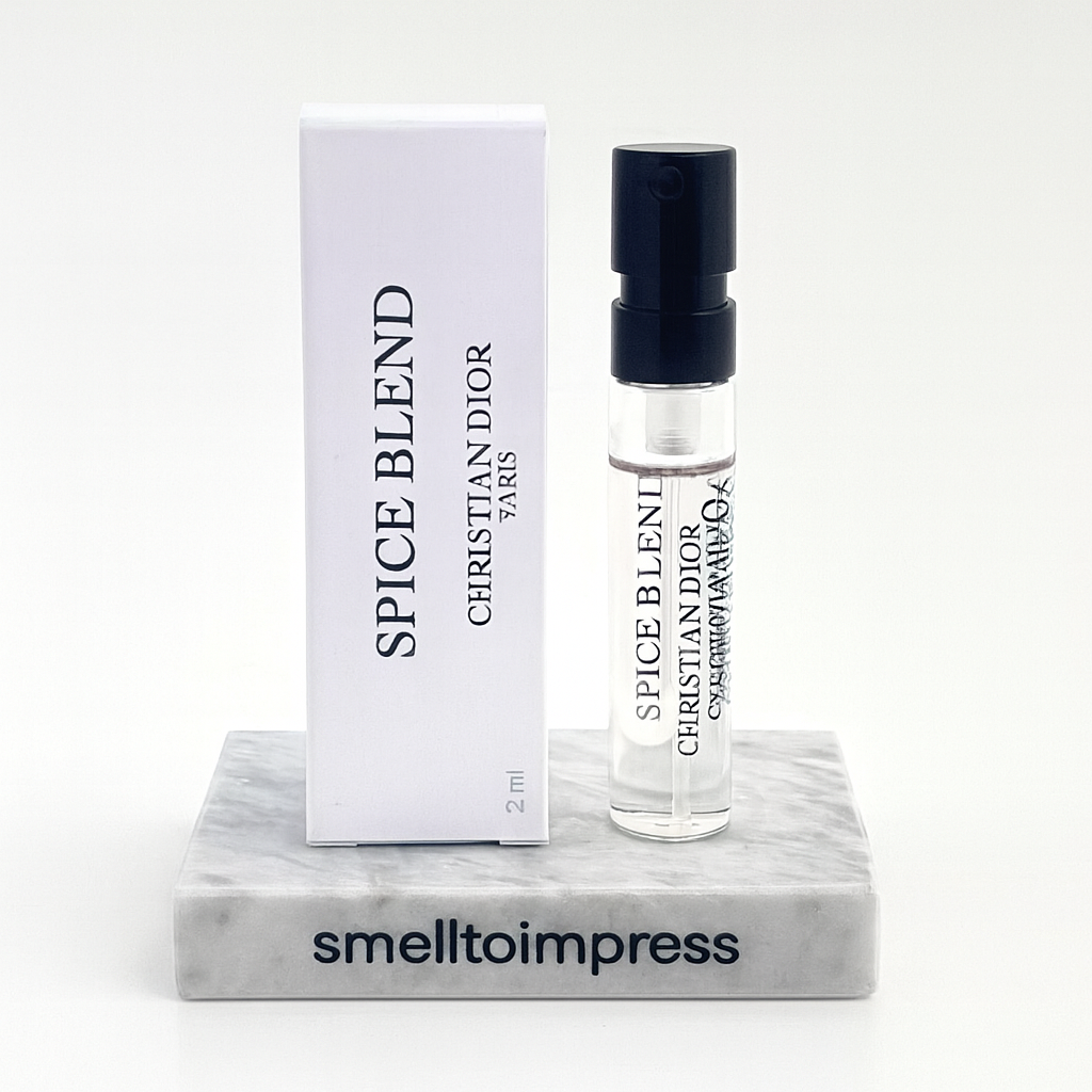 részlet a CHRISTIAN DIOR SPICE BLEND (Unisex) EDP 1,2ML hivatalos parfüm mintákról a smelltoimpress márványállványon