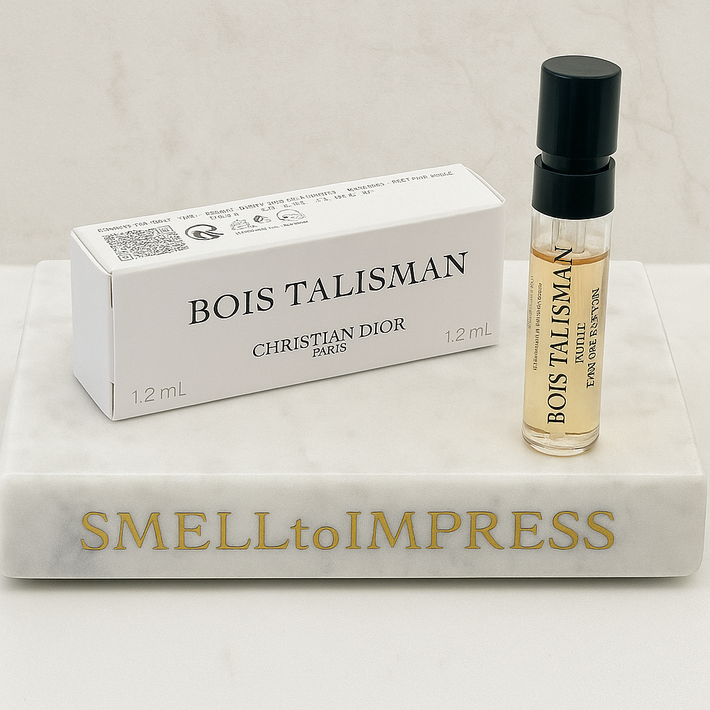 Christian Dior – Bois Talisman hivatalos parfüm és illatminta egy márványos SmellToImpress állványon