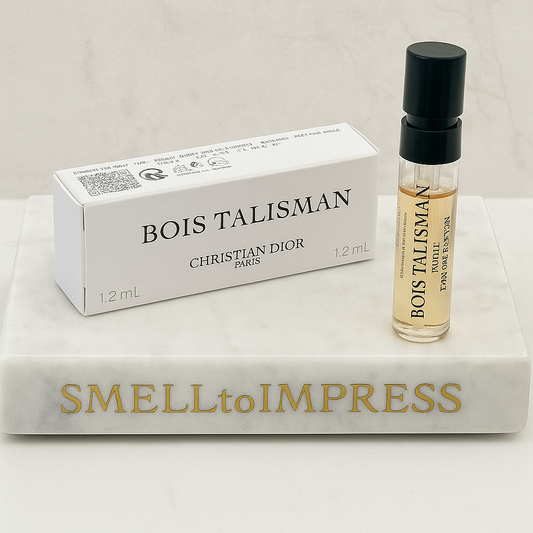 Christian Dior – Bois Talisman hivatalos parfüm és illatminta egy márványos SmellToImpress állványon