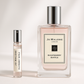 Jo Malone Raspberry Ripple 2 ml-es parfüm minta a 100 ml-es Jo Malone Raspberry Ripple parfüm üveg mellett áll.