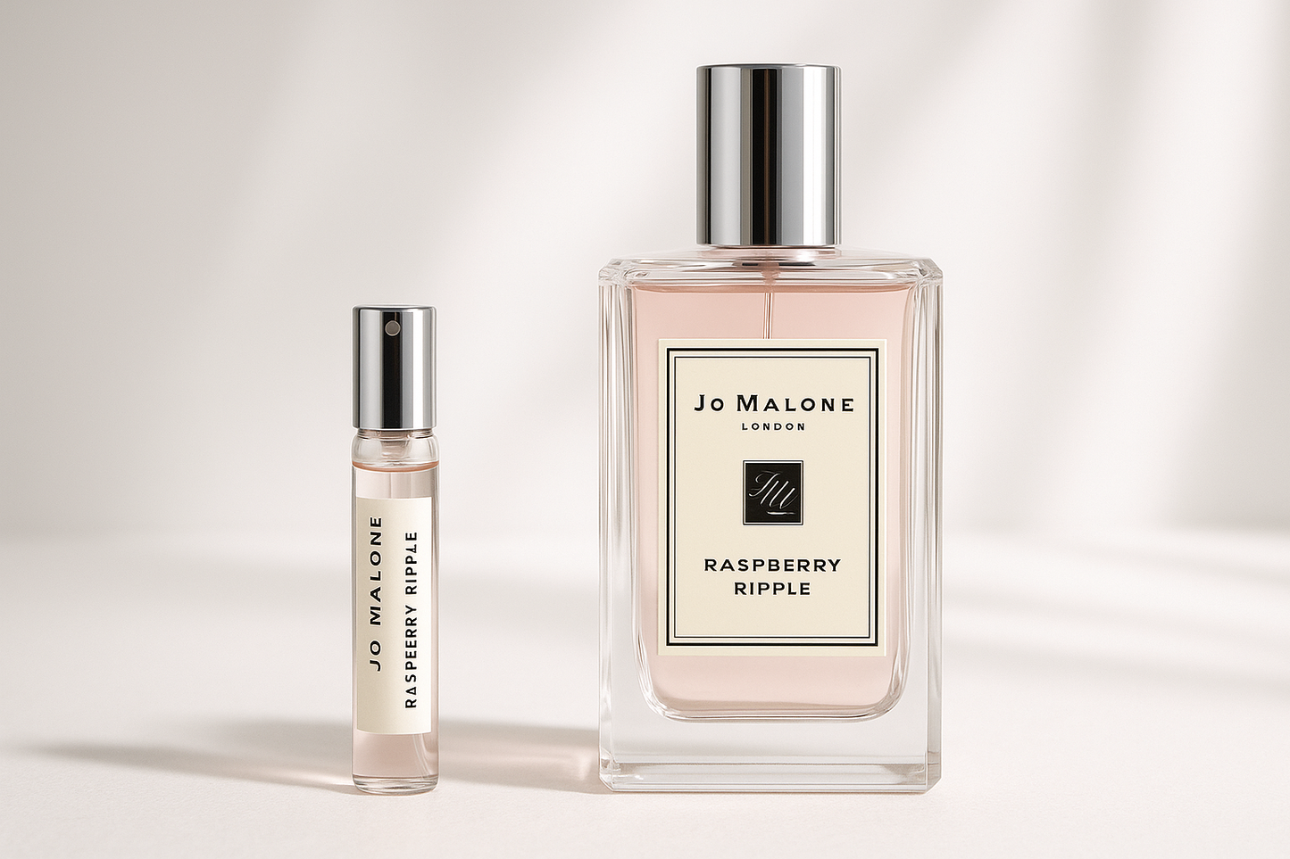Jo Malone Raspberry Ripple 2 ml-es parfüm minta a 100 ml-es Jo Malone Raspberry Ripple parfüm üveg mellett áll.