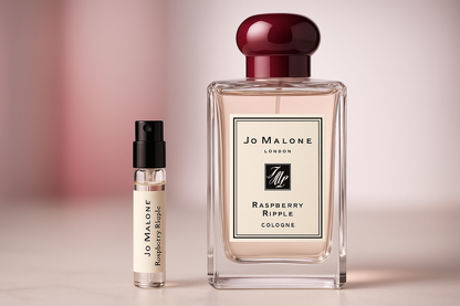 Jo Malone Raspberry Ripple Cologne parfüm minták, 1 ml-es parfüm minta egy 100 ml-es Jo Malone Raspberry Ripple Cologne parfüm üveg mellett állva