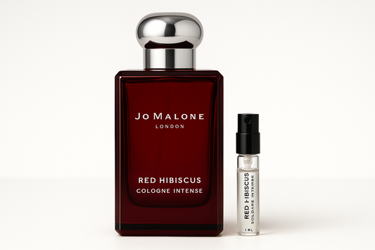 Jo Malone Red Hibiscus Cologne Intense 1 ml-es minta, mellette egy 100 ml-es Jo Malone Red Hibiscus Cologne Intense parfümös üveg, amelyen fehér felirat látható a sötétvörös üvegen.