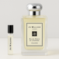 Jo Malone Silver Birch & Lavender Cologne parfüm minták, 6 ml illatminta áll egy 100 ml-es teljes méretű Jo Malone Silver Birch & Lavender Cologne parfüm üveg mellett.