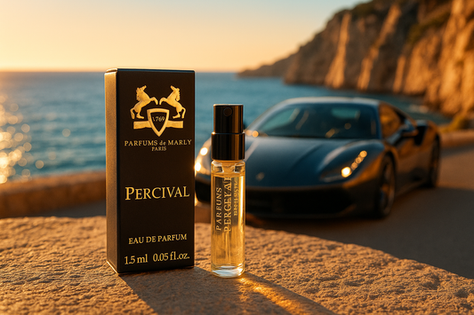 Parfums De Marly Percival hivatalos illatminta 1,5 ml 0,05 fl. oz. parfüm teszter, luxusautó mögötte a tengerparton