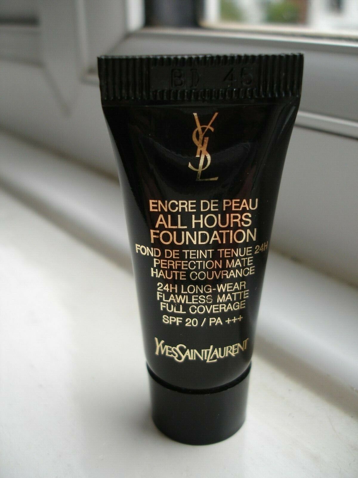 Yves Saint Laurent All Hours Alapozó 5ml 0,16 fl. oz. hivatalos bőrápolási minta Árnyalat B 90 Ebony